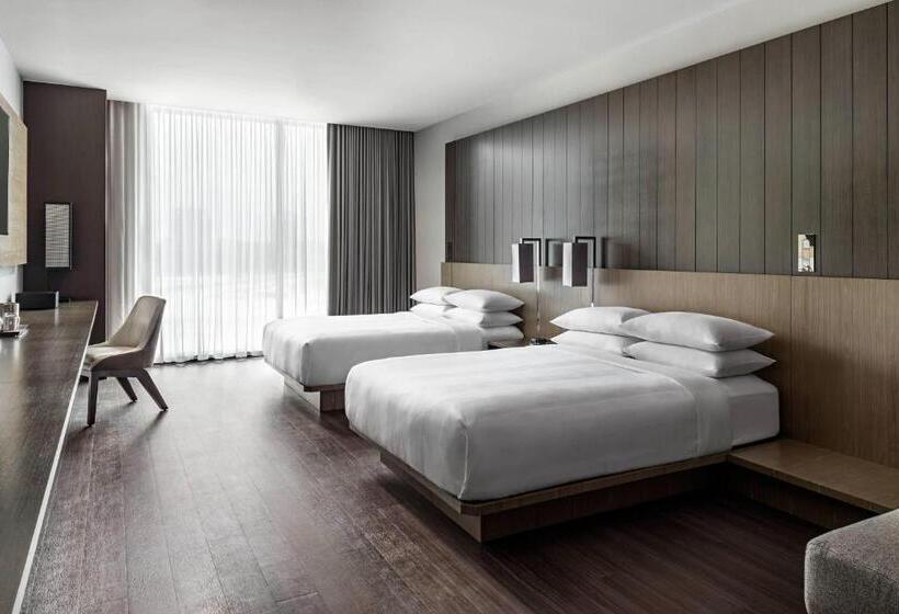 Номер Клуб, Toronto Marriott Markham