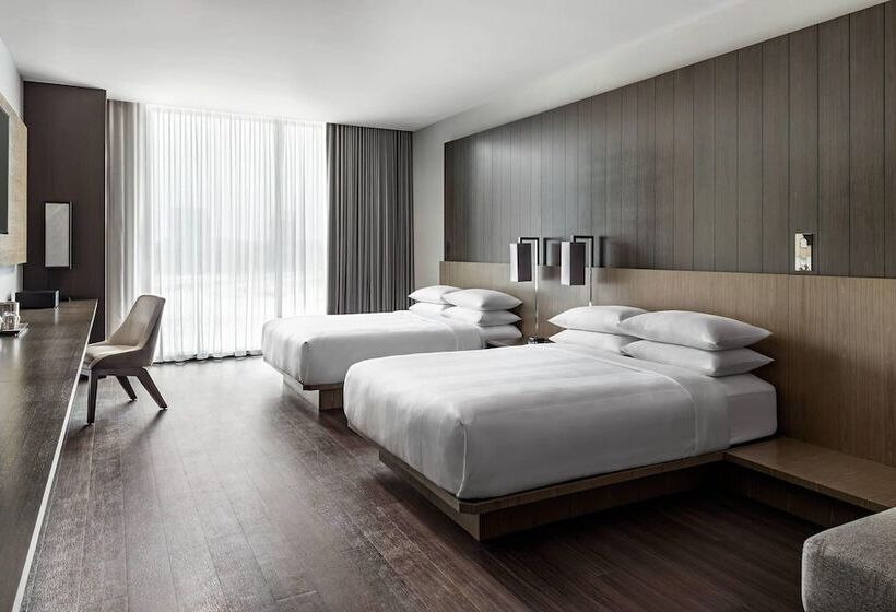 Номер Клуб, Toronto Marriott Markham