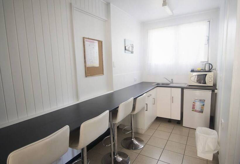 Семейный Номер, Cool Palms Motel