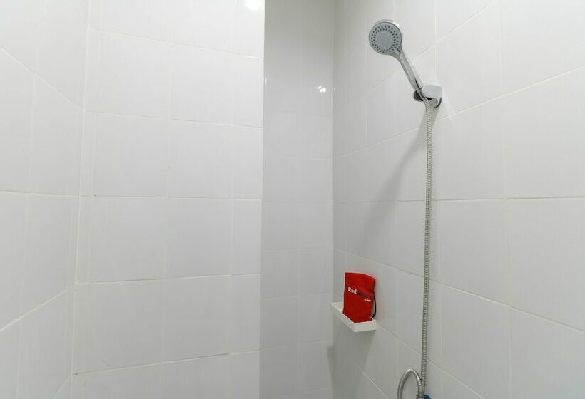 Номер Economy, Reddoorz Plus @ Kapuk Business Park