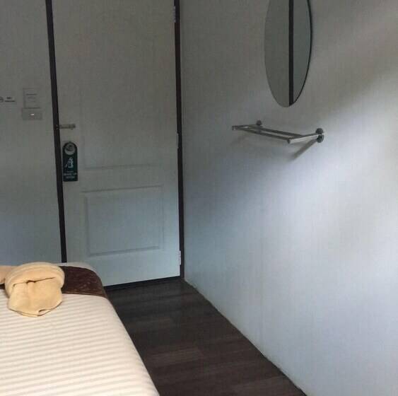 اتاق استاندارد با سرویس بهداشتی مشترک, Decho Hostel