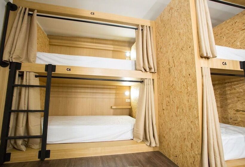 تختخواب در اتاق مشترک, Vestique Hostel