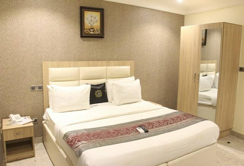 Deluxe Room, H9 Suites