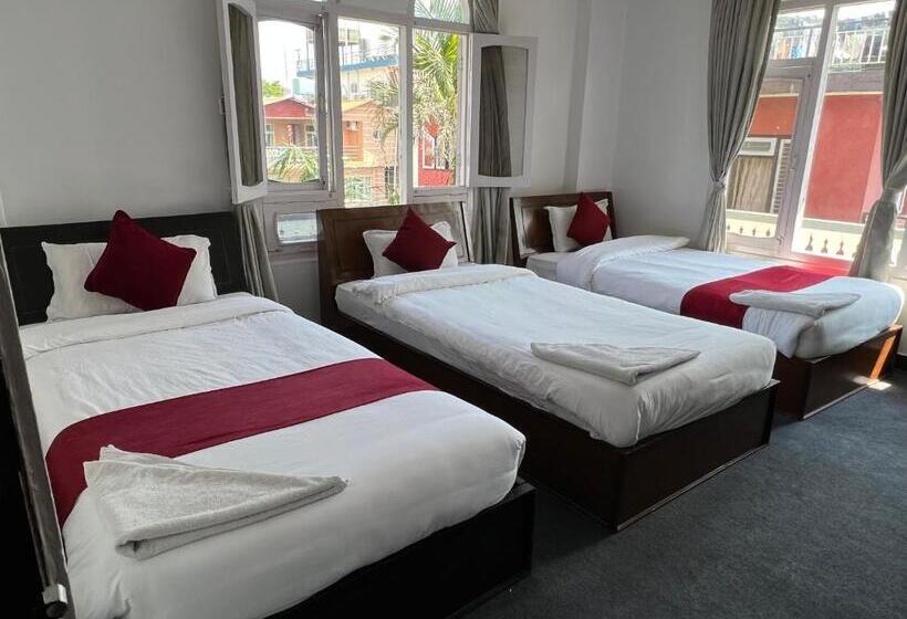 اتاق لوکس سه تخته, Pokhara Backpackers Hostel