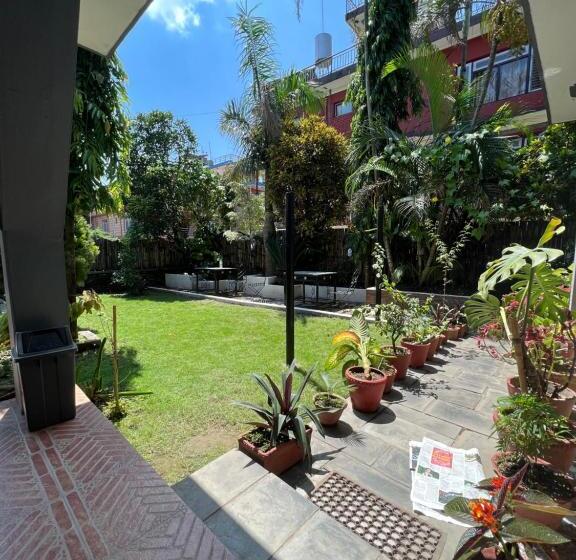 اتاق لوکس سه تخته, Pokhara Backpackers Hostel