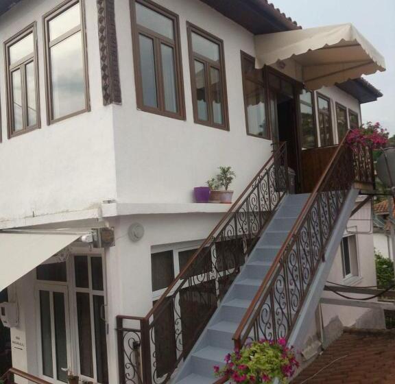 اتاق استاندارد سه نفره, B&bsheshalliu