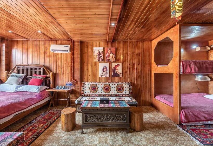 Четырехместный Номер Стандарт Вид на Сад, Yi's Hostel