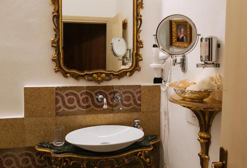 Трехместный Президентский, Domus Socolatae Residenza D Epoca Charming B&b   Adults Only