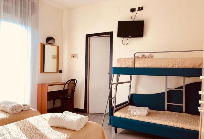 Quarto Quádruplo Estandar, Garisenda B&b   In Centro A Riccione