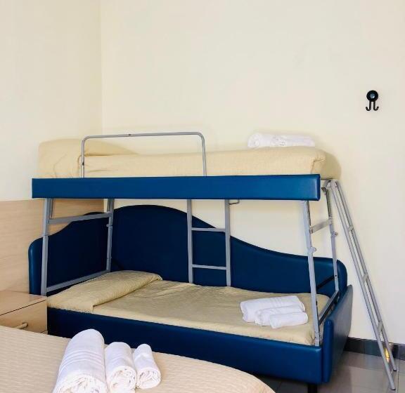 Quarto Quádruplo Estandar, Garisenda B&b   In Centro A Riccione