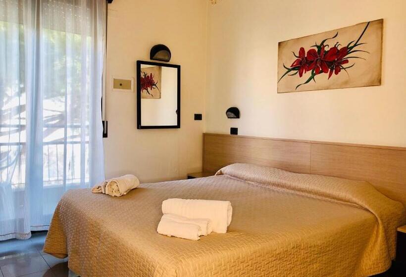 Quarto Triplo Estandar, Garisenda B&b   In Centro A Riccione