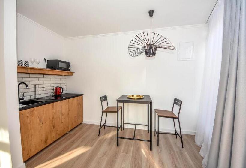 استودیوی لوکس, Hostel Havana