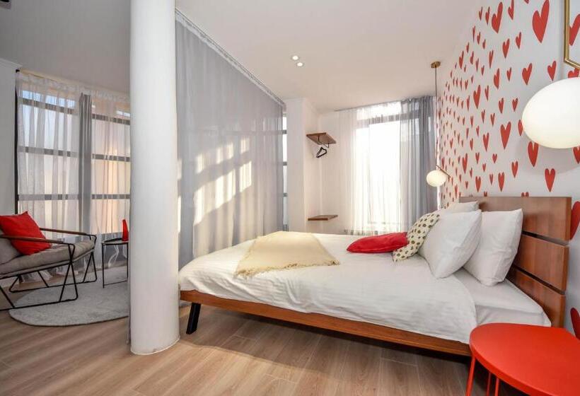 استودیوی لوکس, Hostel Havana