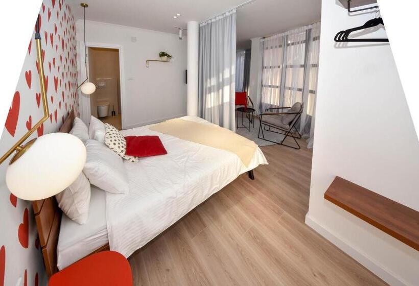 استودیوی لوکس, Hostel Havana