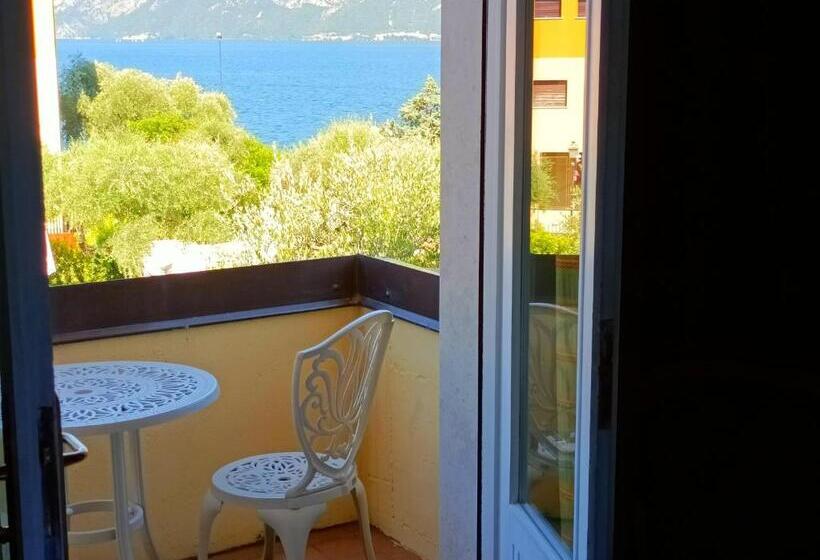 Superior room with lake view, Villa Isabella