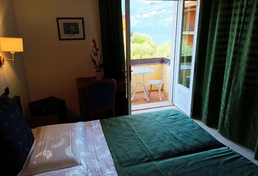 Superior room with lake view, Villa Isabella