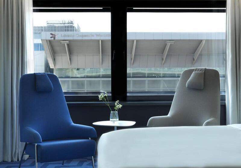 اتاق استاندارد با تخت بزرگ, Renaissance Warsaw Airport