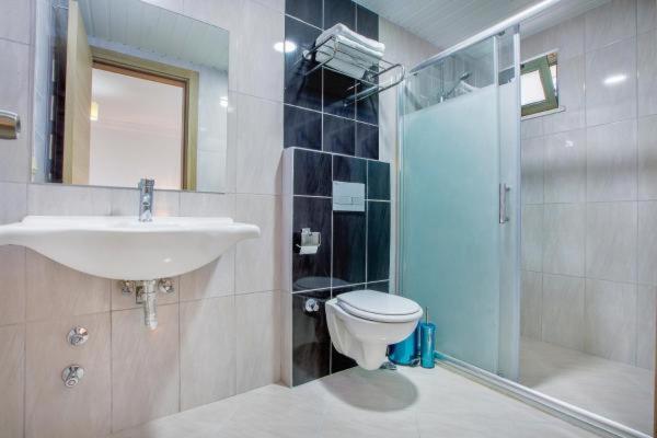 Standard Quadruple Room with Balcony, Greenlife