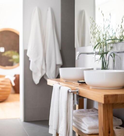 ویلای 1 خوابه با چشم‌انداز باغ, Craveiral Farmhouse By Belong Staying & Feeling