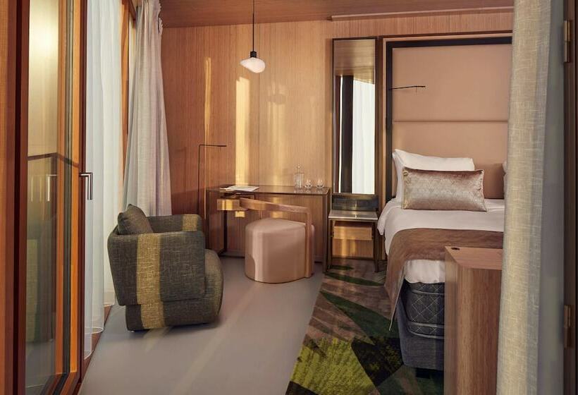 Superior Room, Jakarta Amsterdam