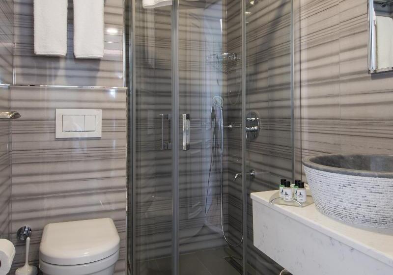 Superior Room, Primero