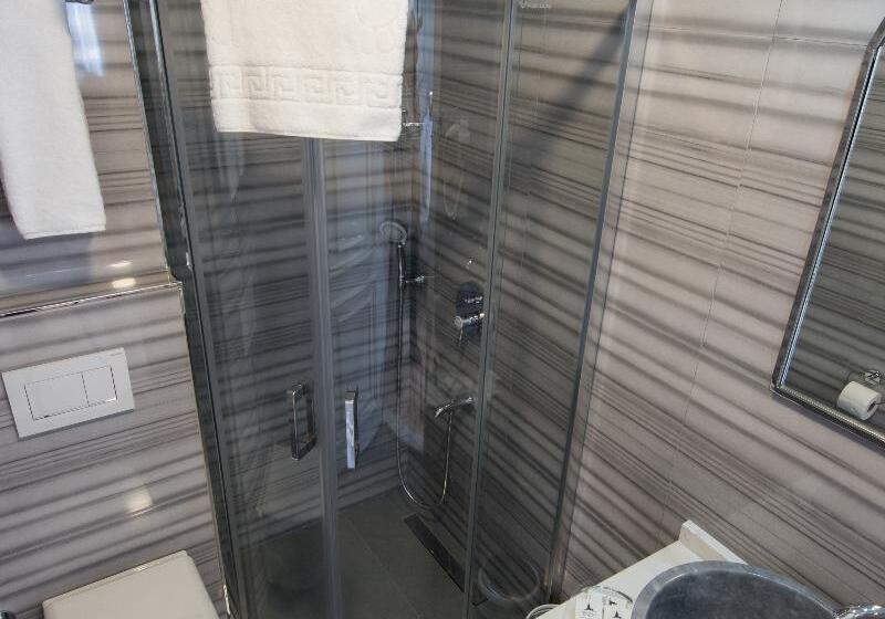 Superior Triple Room, Primero