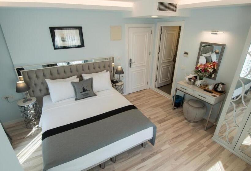 Superior Room, Primero