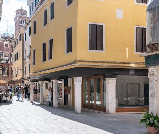 اتاق لوکس با چشم‌انداز شهر, Grifoni Boutique