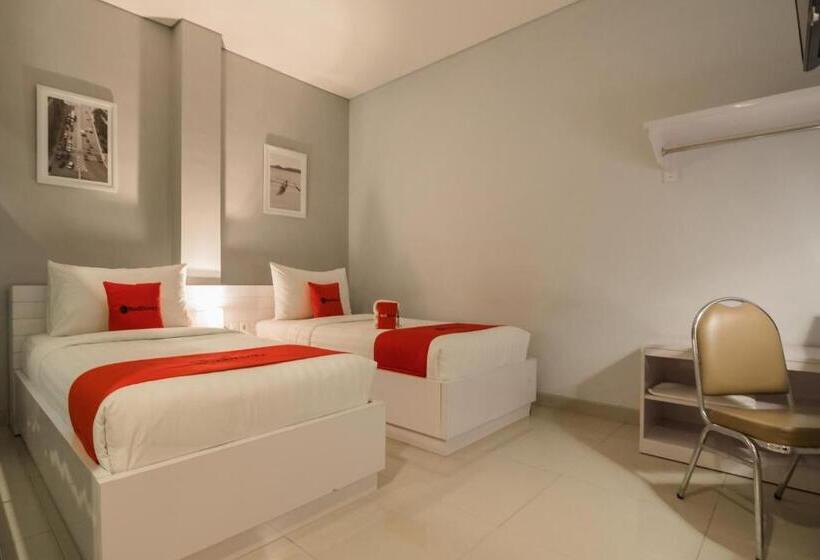 Номер Стандарт, Reddoorz Plus Near Soekarno Hatta Airport 2