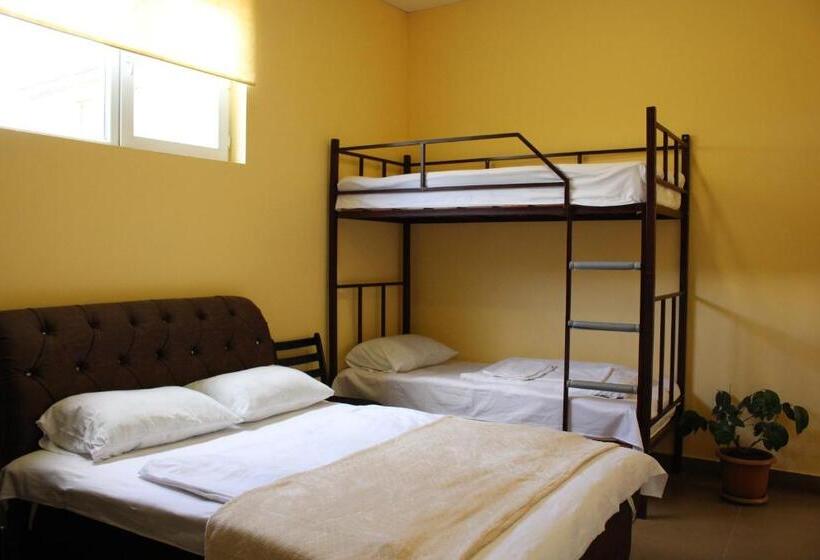 Economy Triple Room, Downtown B&b