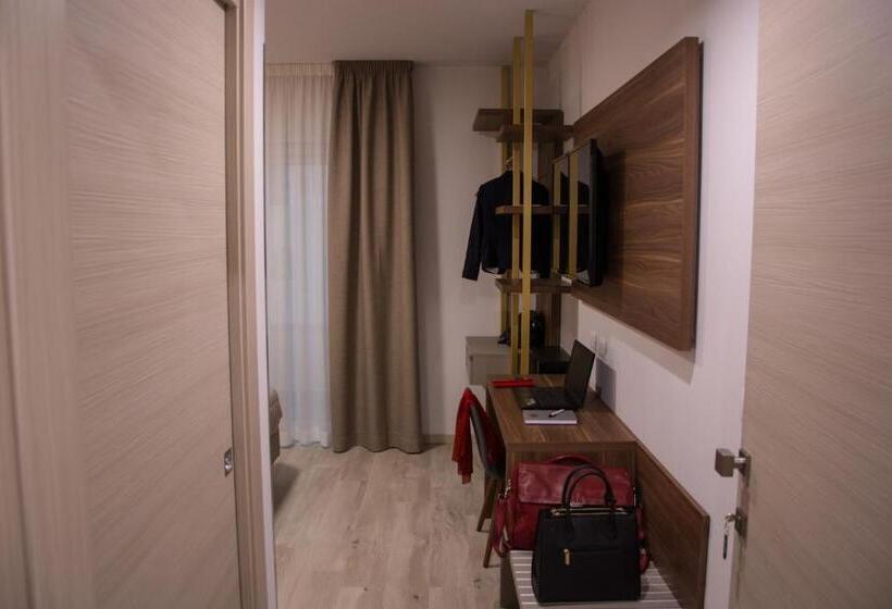 اتاق استاندارد, 8room