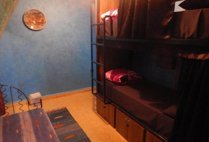 מיטה בחדר מעונות עם מקלחת משותפת, Essaouira Beach Hostel