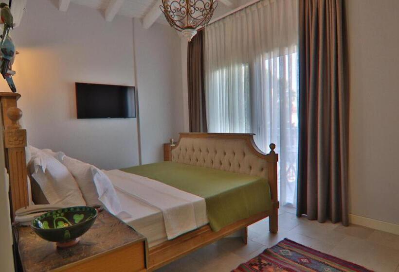 اتاق لوکس با بالکن, Alacaat Otel