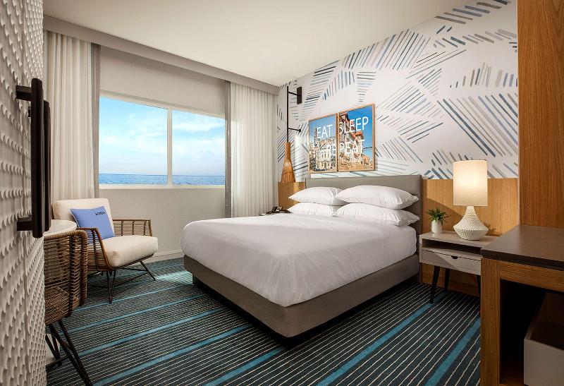 Standard Szoba King Size Bed, The Monsaraz San Diego, Tapestry Collection By Hilton