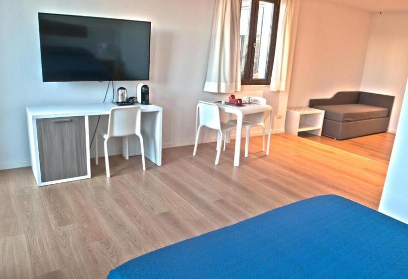اتاق خانوادگی, Four Rooms Guesthouse