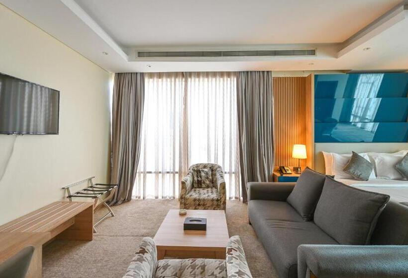 سوییت با چشم‌انداز باغ, Al Mansour Suites