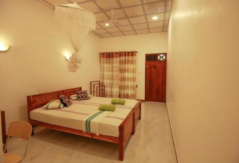 Номер Стандарт с Балконом, La Safari Inn Tissamaharama