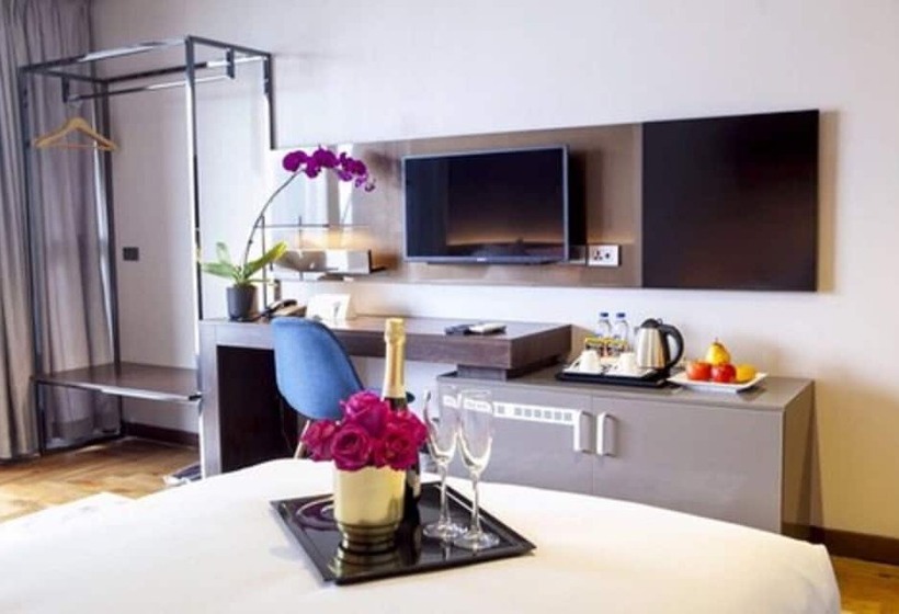 Номер Deluxe, Ramada Encore By Wyndham Makati