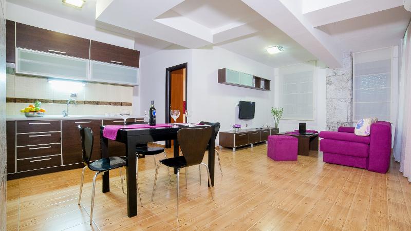 آپارتمان 1 خوابه با بالکن, Apartments Raymond