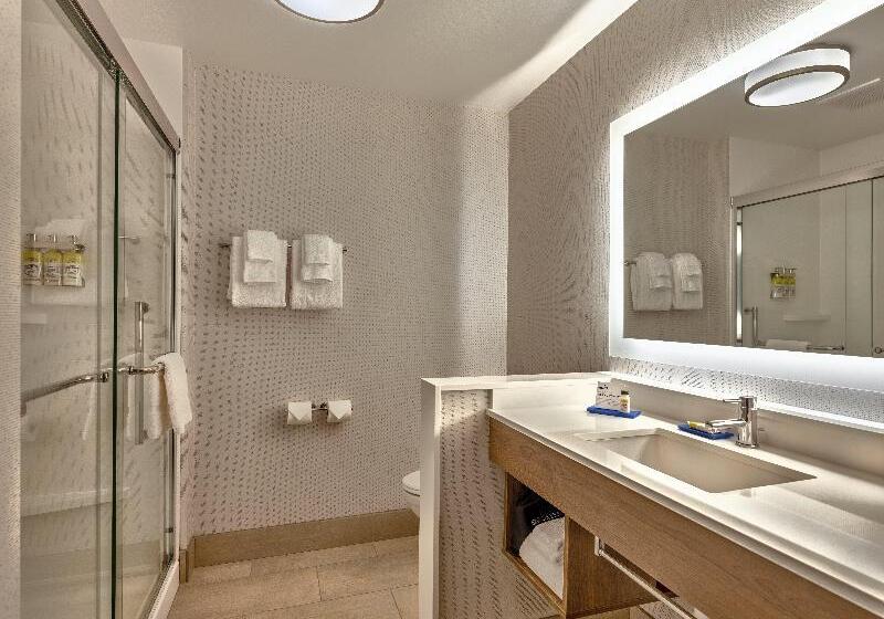 带大床的标准间, Holiday Inn Express & Suites Salem North   Keizer, An Ihg