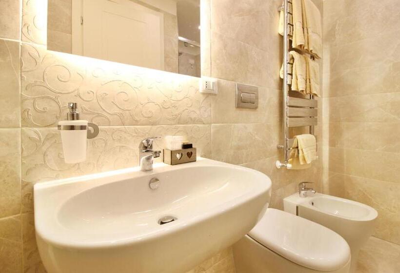 اتاق لوکس با بالکن, Lucca In Chic   No Ztl   Free Parking   Old City At 10min By Walk
