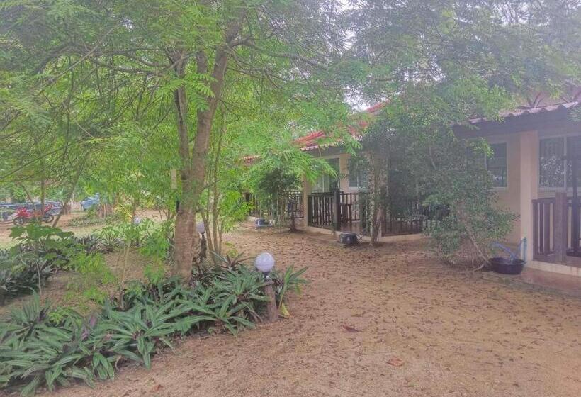 스탠다드 방갈로 정원 전망, Pranee Beach Bungalows