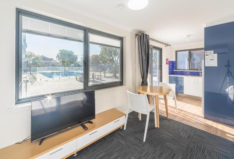 스탠다드 스튜디오, Batavia Apartments