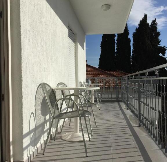 Трехместный Номер Стандарт с Балконом, Guesthouse Varnica