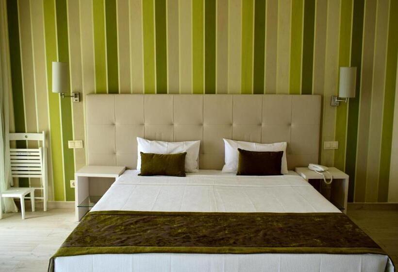 اتاق استاندارد سه نفره, Ouril Hotel Agueda