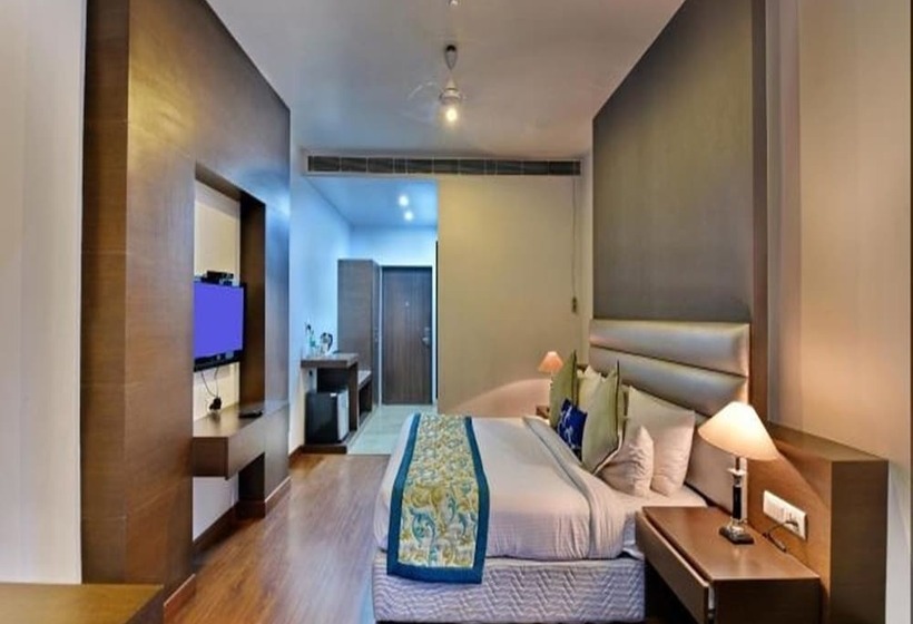 Номер Executive, M B Greens Clarks Inn