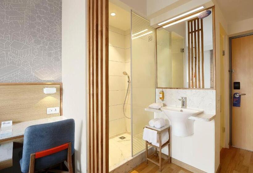 חדר סטנדרט מותאם לאדם עם מוגבלויות, Holiday Inn Express Bengaluru Yeshwantpur, An Ihg