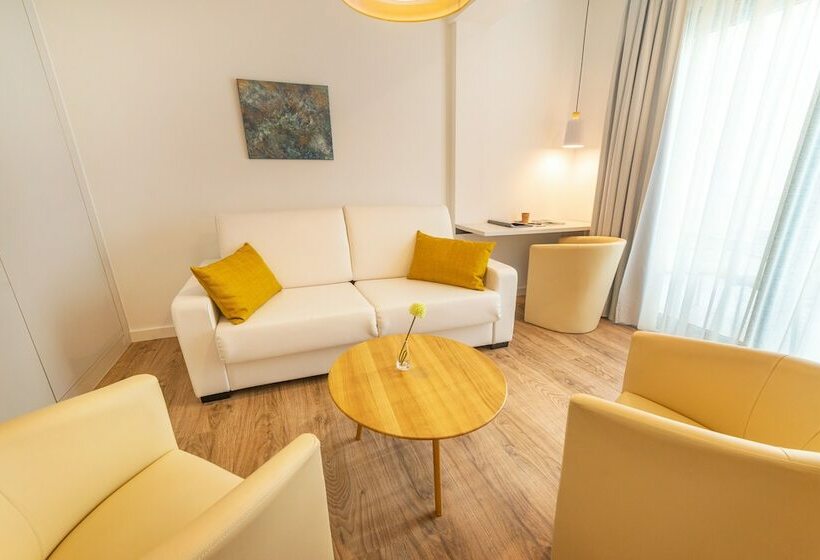 Quarto Deluxe, The Place   Adults Only