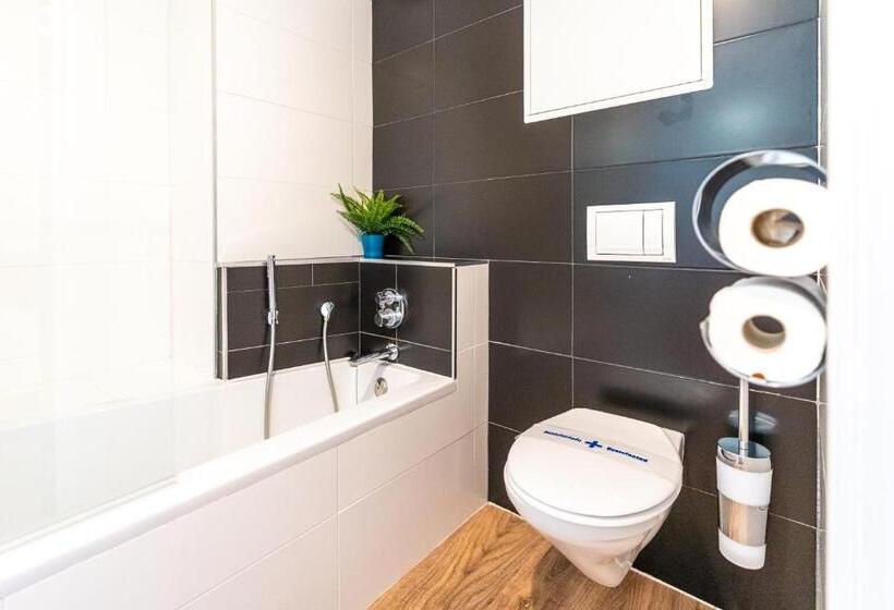 Quarto Deluxe, The Place   Adults Only