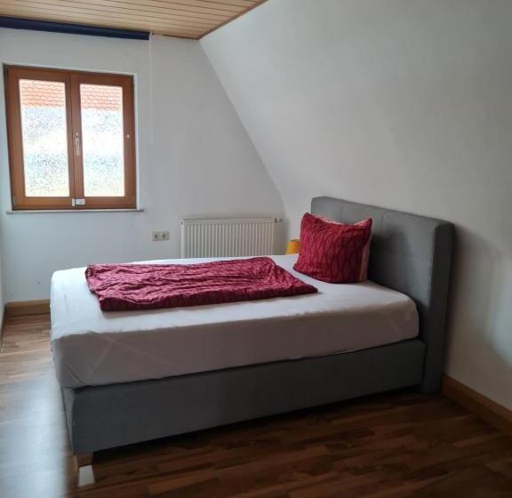 شقة 3 غرف, Ferienwohnungen Monteurzimmer Zur Silbernen Kanne